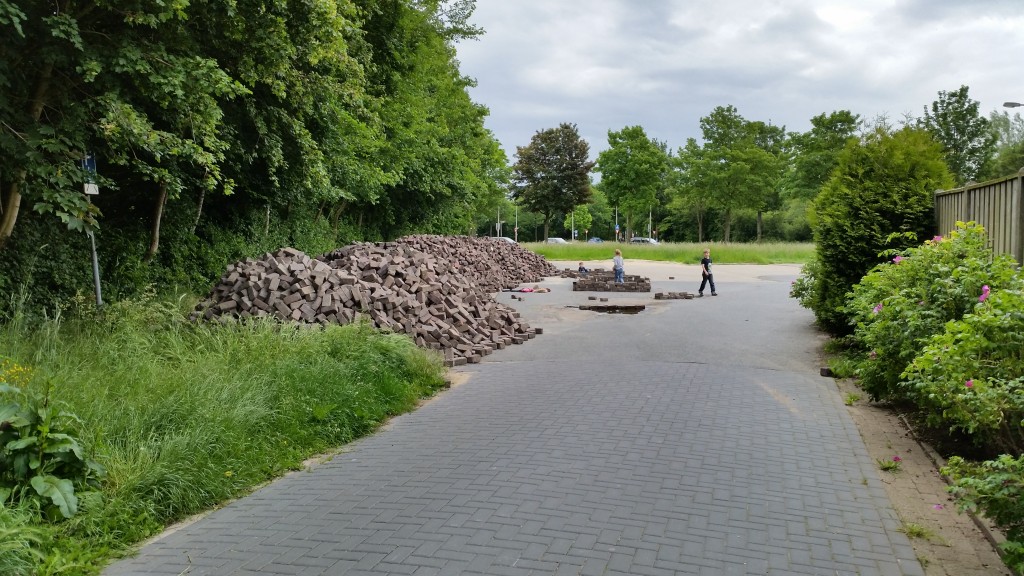 Kinderen bouwen zelf al iets moois van de oude bakstenen. Uit veiligheidsoogpunt zal de gemeente Zutphen vanaf morgen bouwheken om de stapel bakstenen laten plaatsen. 